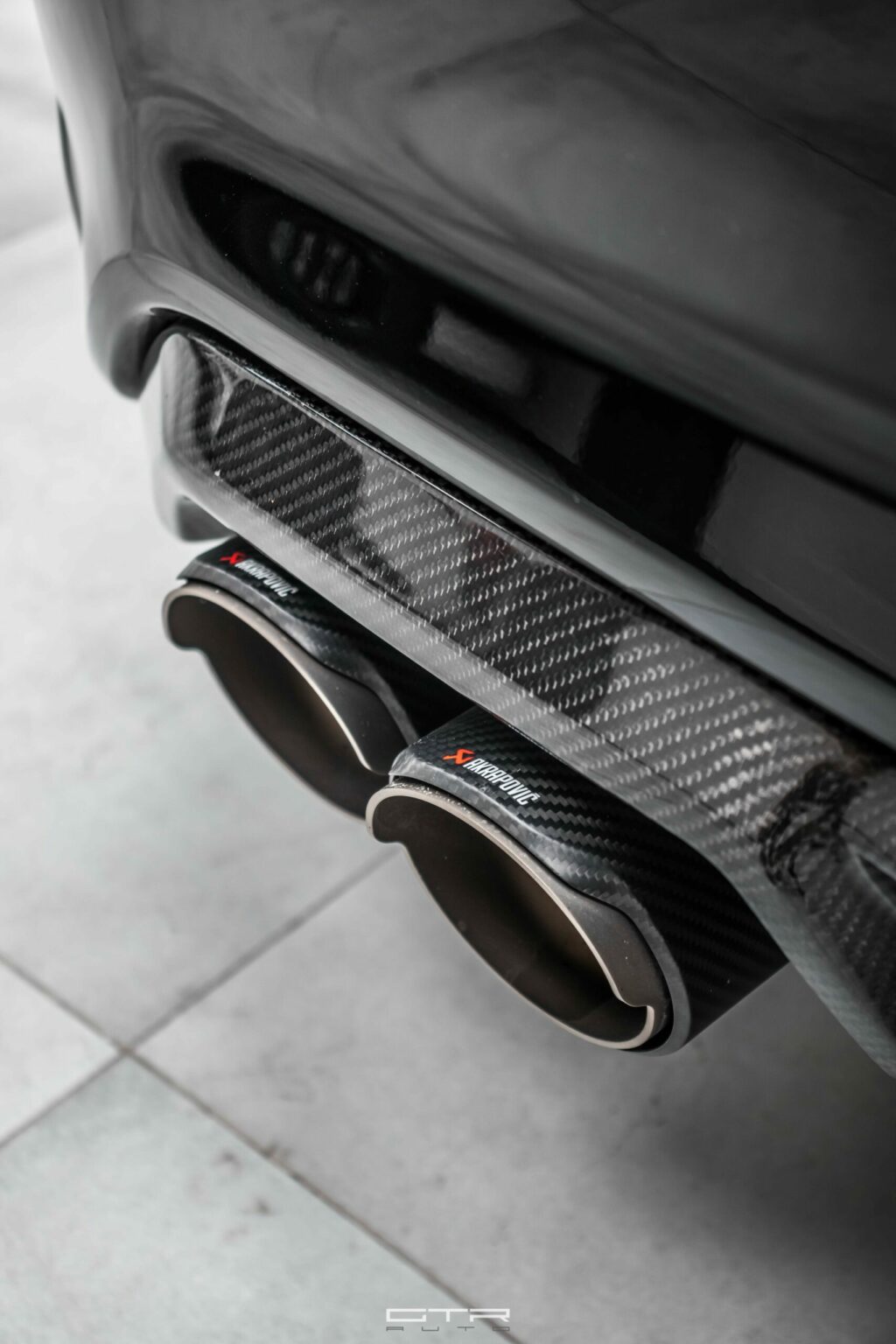 alt ="bmw m2 competition con Akrapovic"