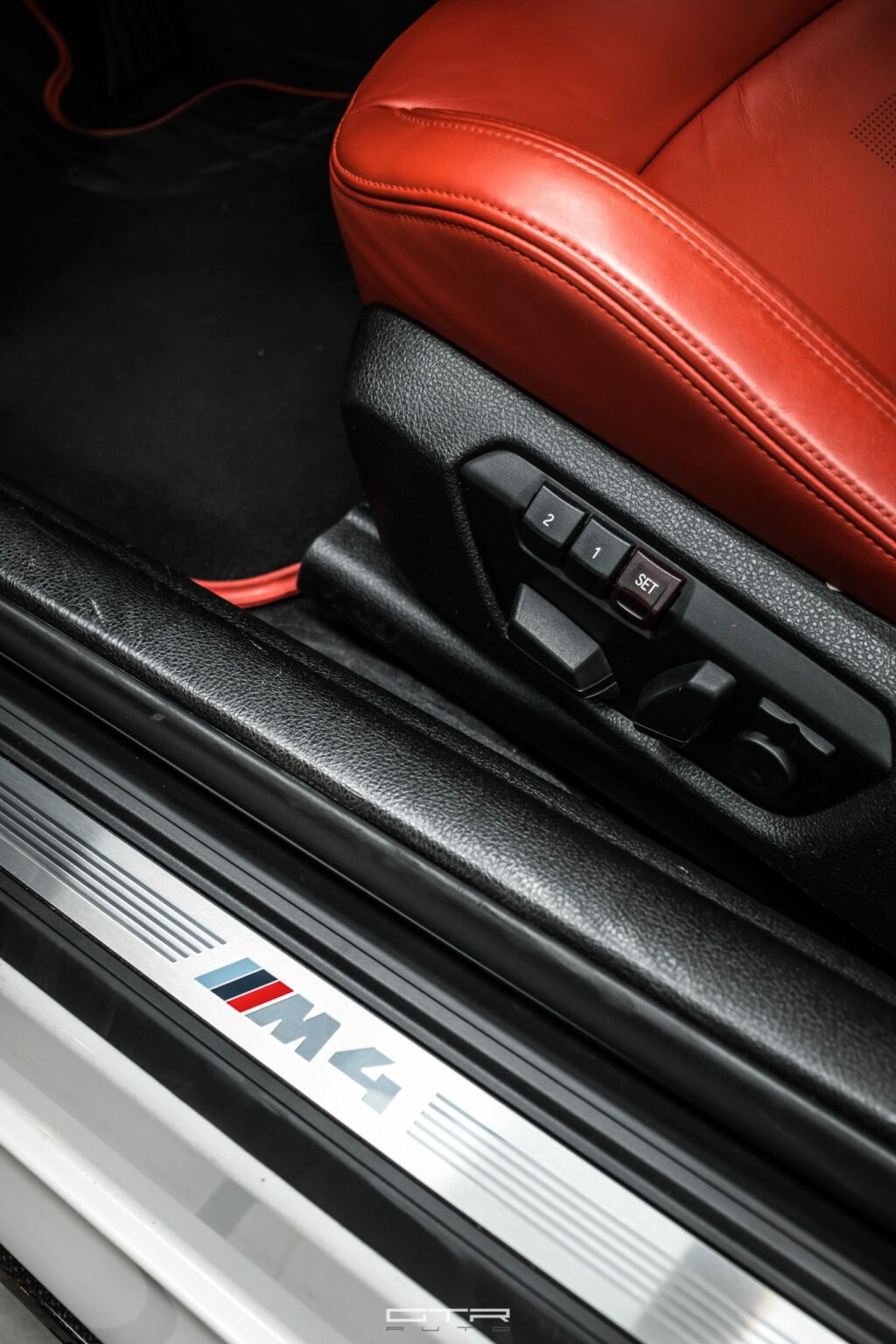 Alt = "Bmw M4 F82 by GTR Auto interior rojo"