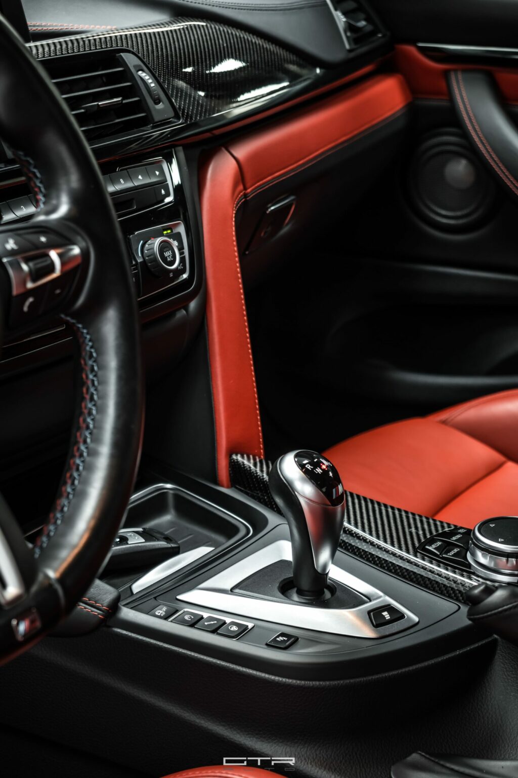 Alt = "Bmw M4 F82 by GTR Auto interior rojo"