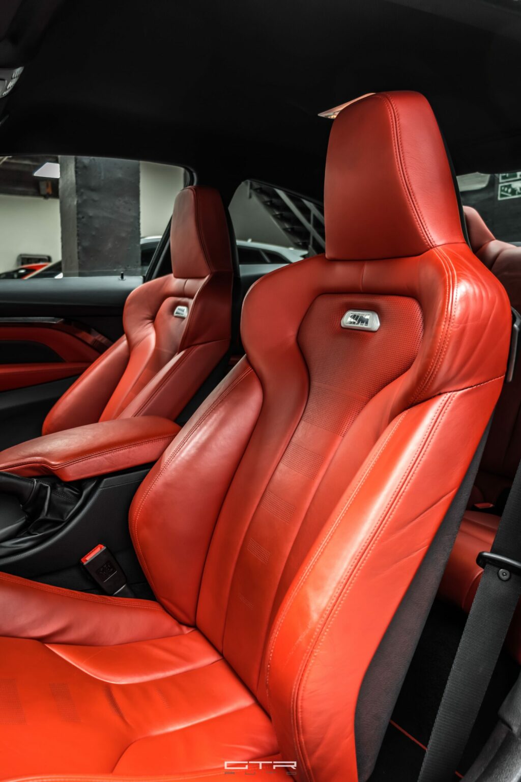 Alt = "Bmw M4 F82 by GTR Auto interior rojo"