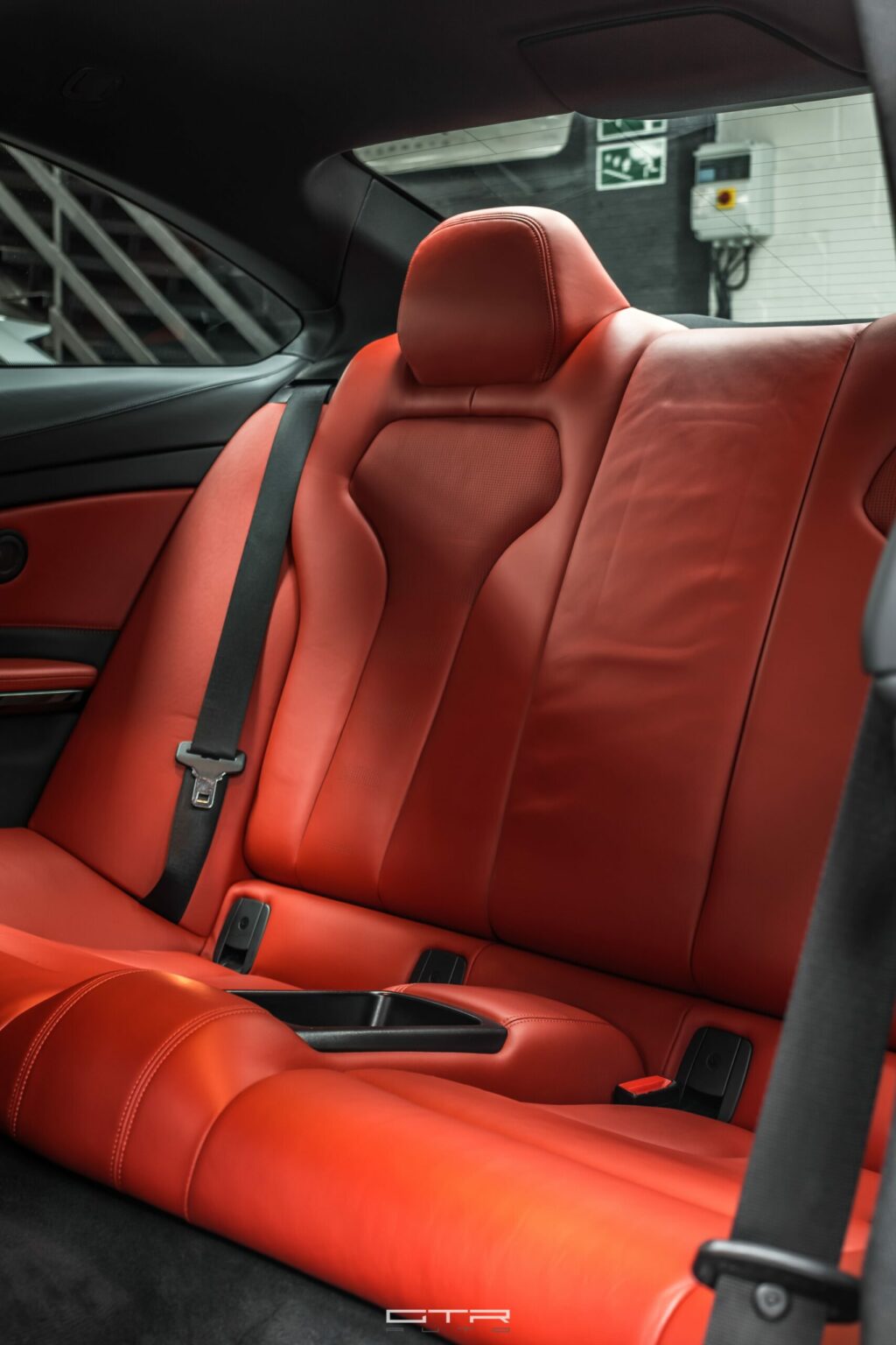 Alt = "Bmw M4 F82 by GTR Auto interior rojo"