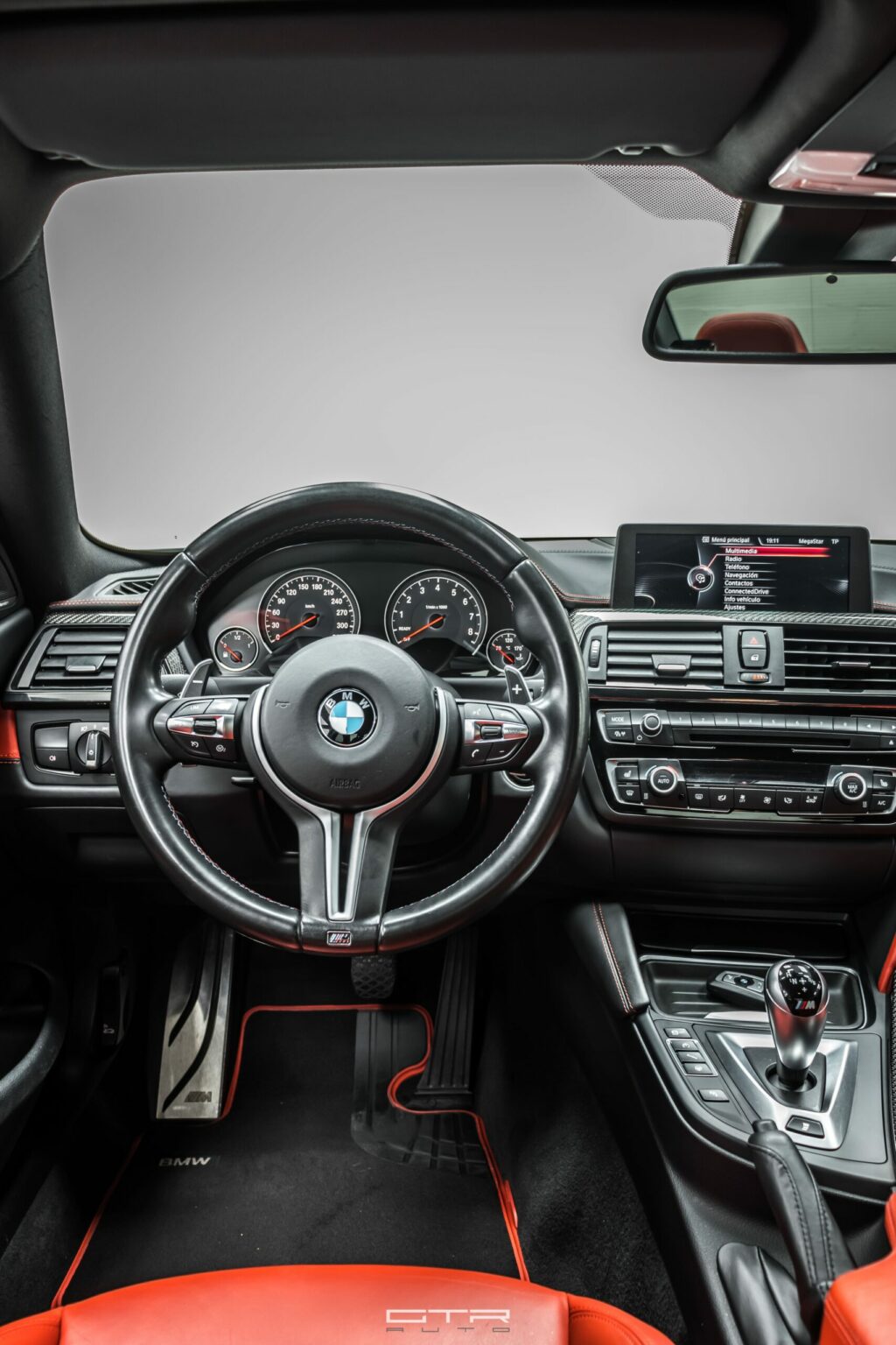 Alt = "Bmw M4 F82 by GTR Auto interior rojo"