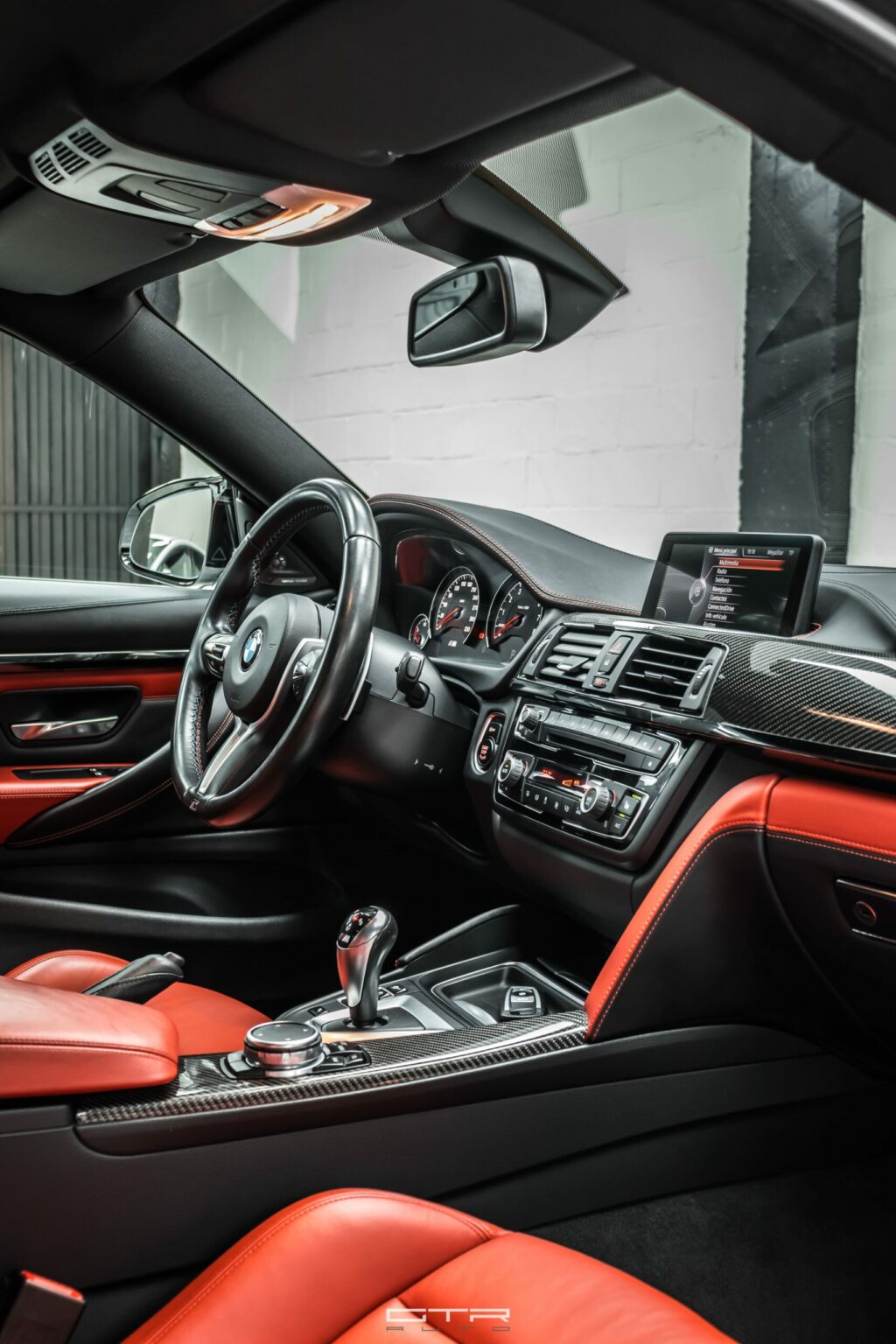 Alt = "Bmw M4 F82 by GTR Auto interior rojo"
