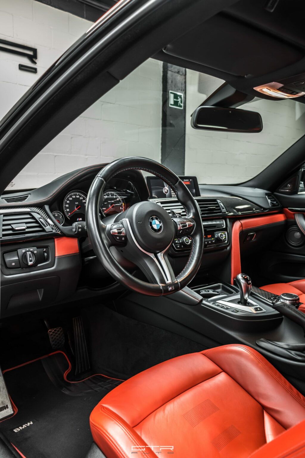 Alt = "Bmw M4 F82 by GTR Auto interior rojo"