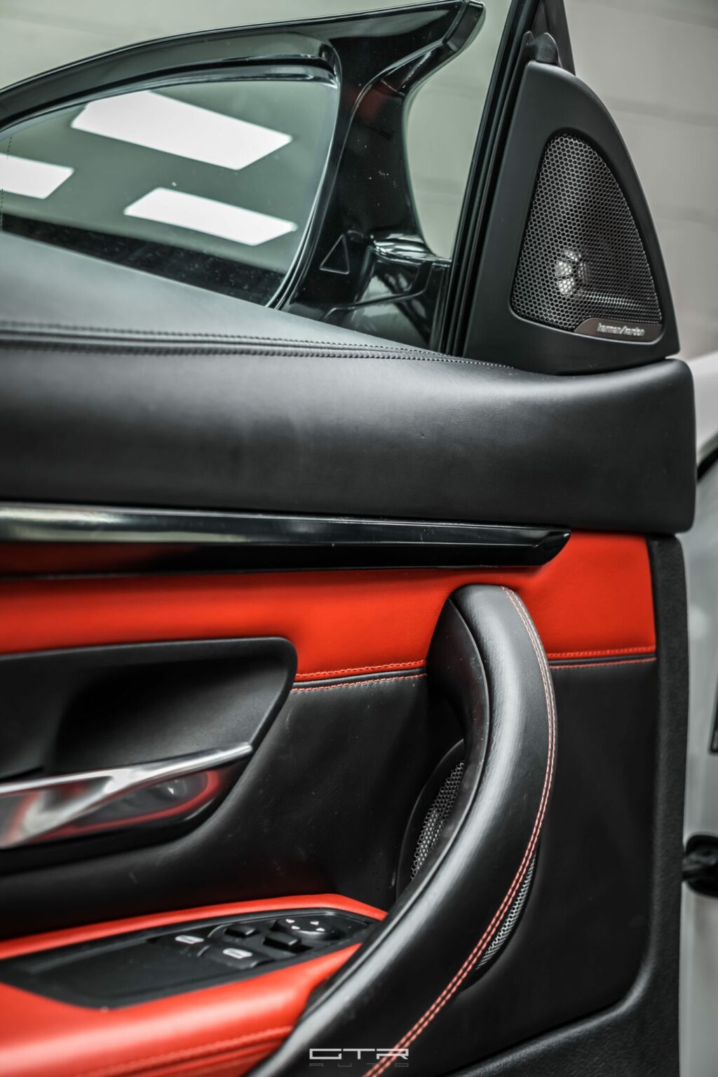 Alt = "Bmw M4 F82 by GTR Auto interior rojo"