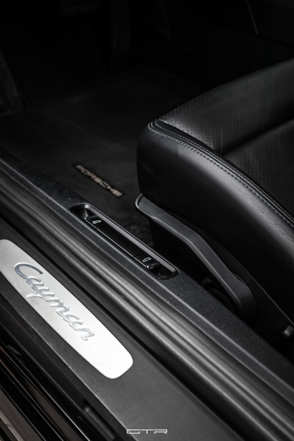 alt = "Porsche 718 cayman interior"