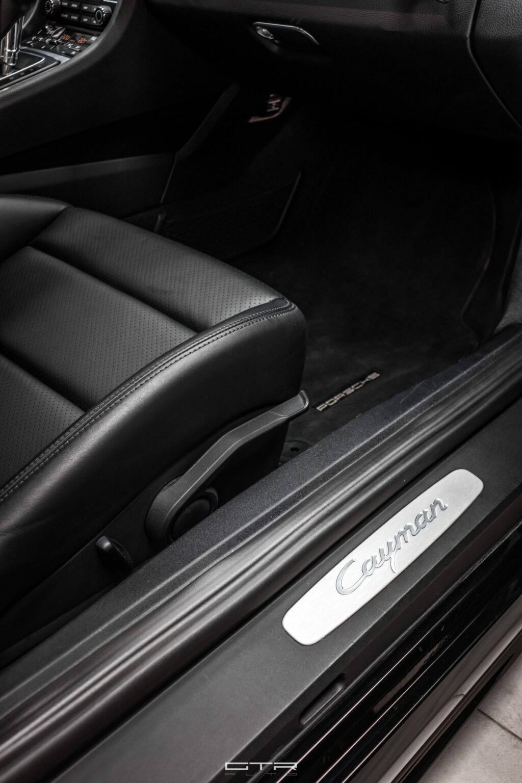 alt = "Porsche 718 cayman interior"