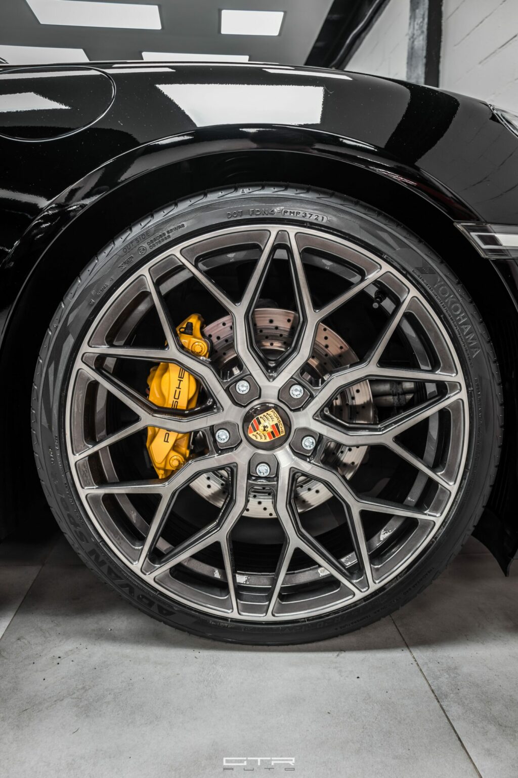 alt = "Porsche 718 cayman llanta gtr auto"