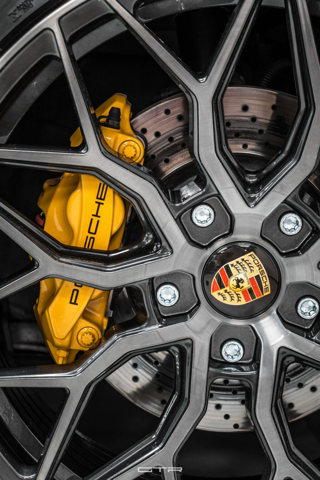alt = "Porsche 718 cayman llanta gtr auto"