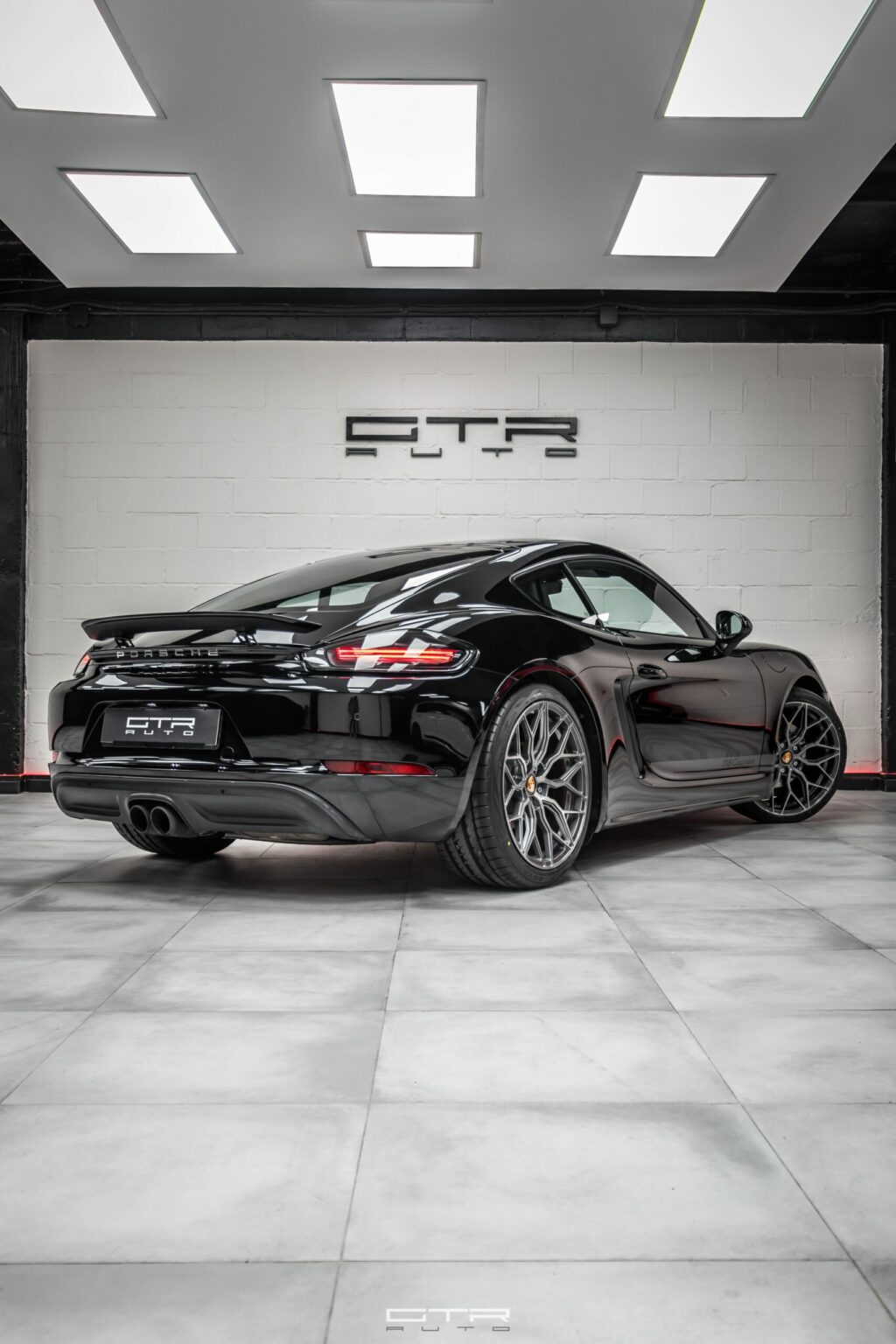 alt = "Porsche 718 cayman custom"