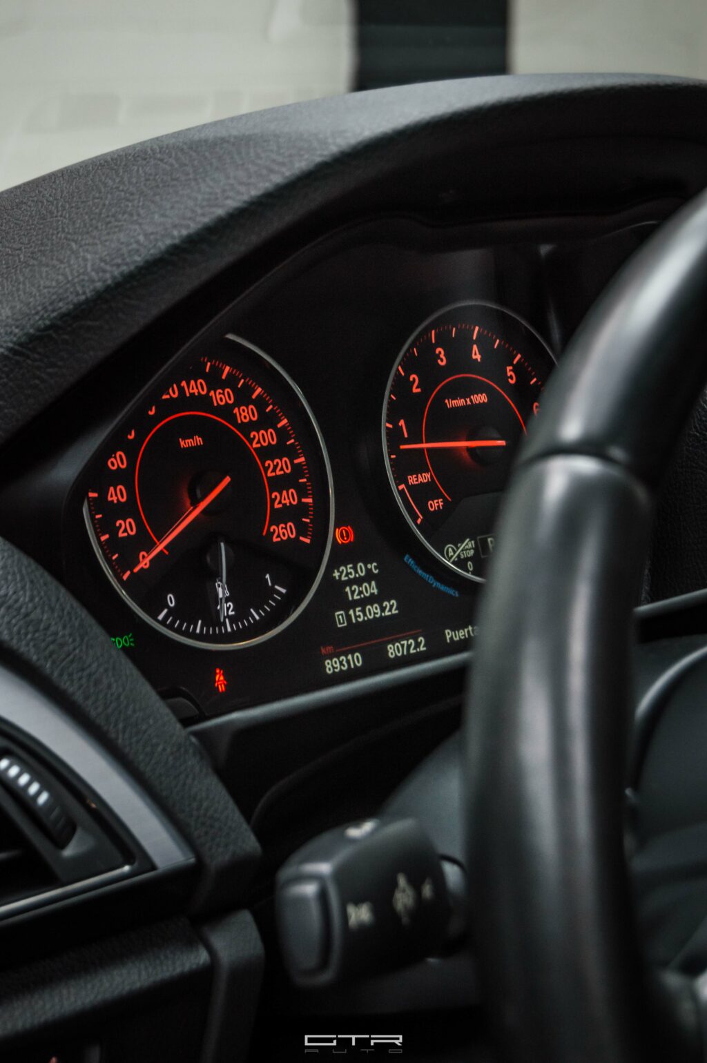 alt= "bmw m 235i odómetro"
