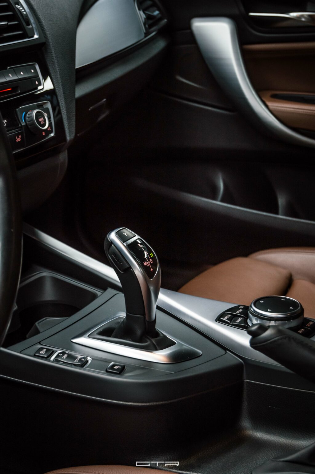 alt= "bmw m 235i palanca de cambios"