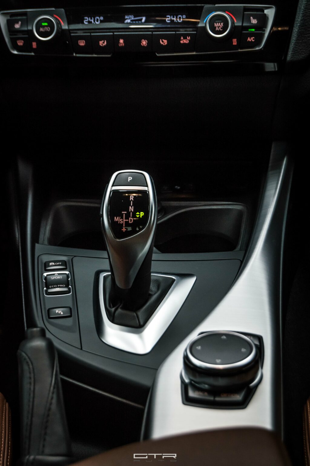 alt= "bmw m 235i palanca de cambios"