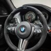 alt="Volante BMW M Performance con display race"