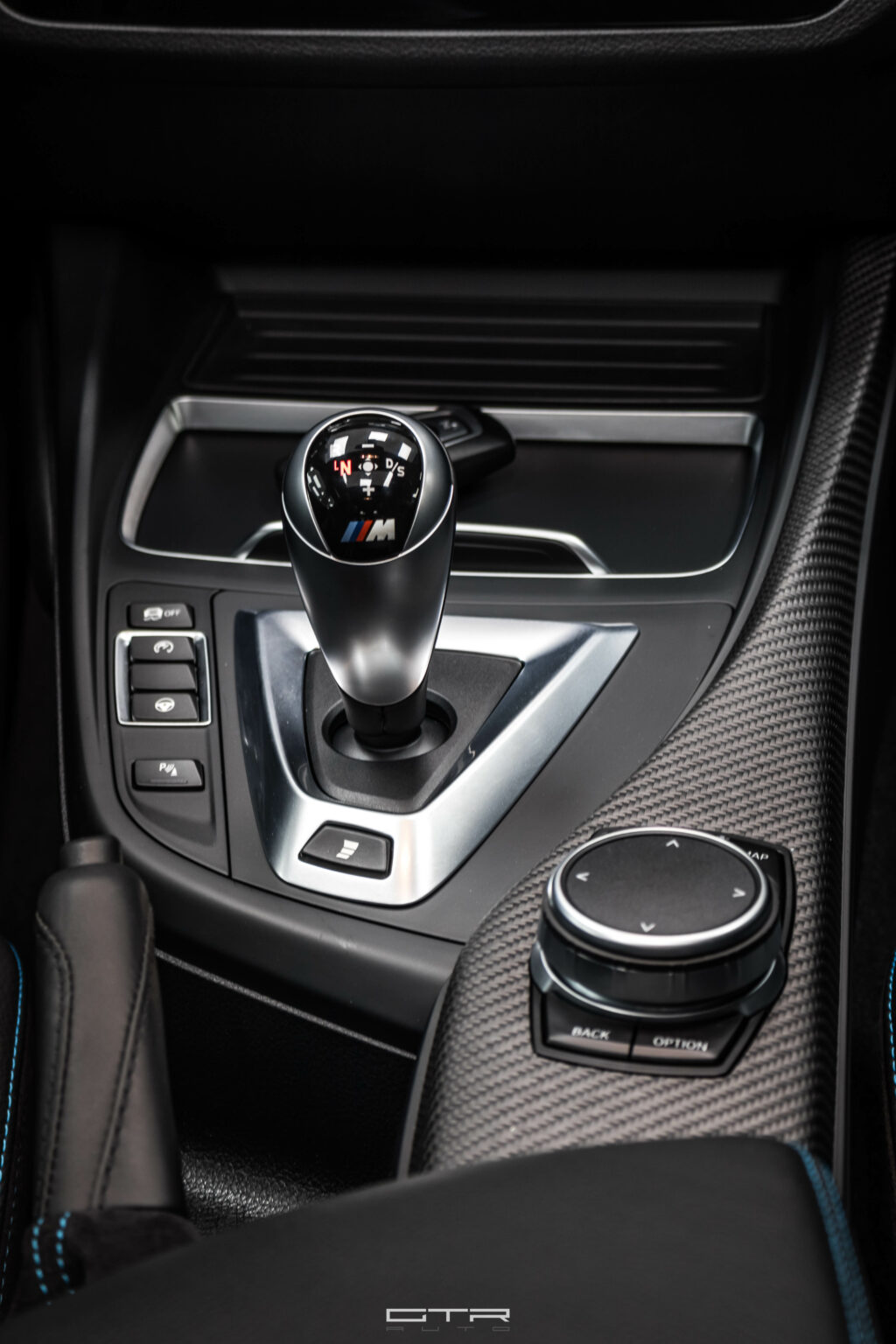 alt="BMW M2 Competition interiores"