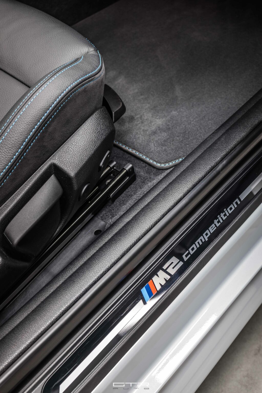 alt="BMW M2 Competition interiores"