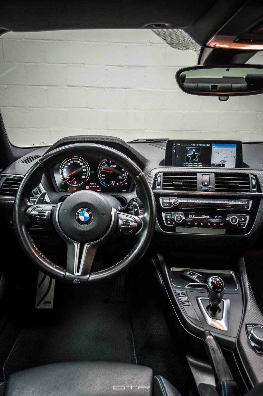 alt="bmw m2 salpicadero"