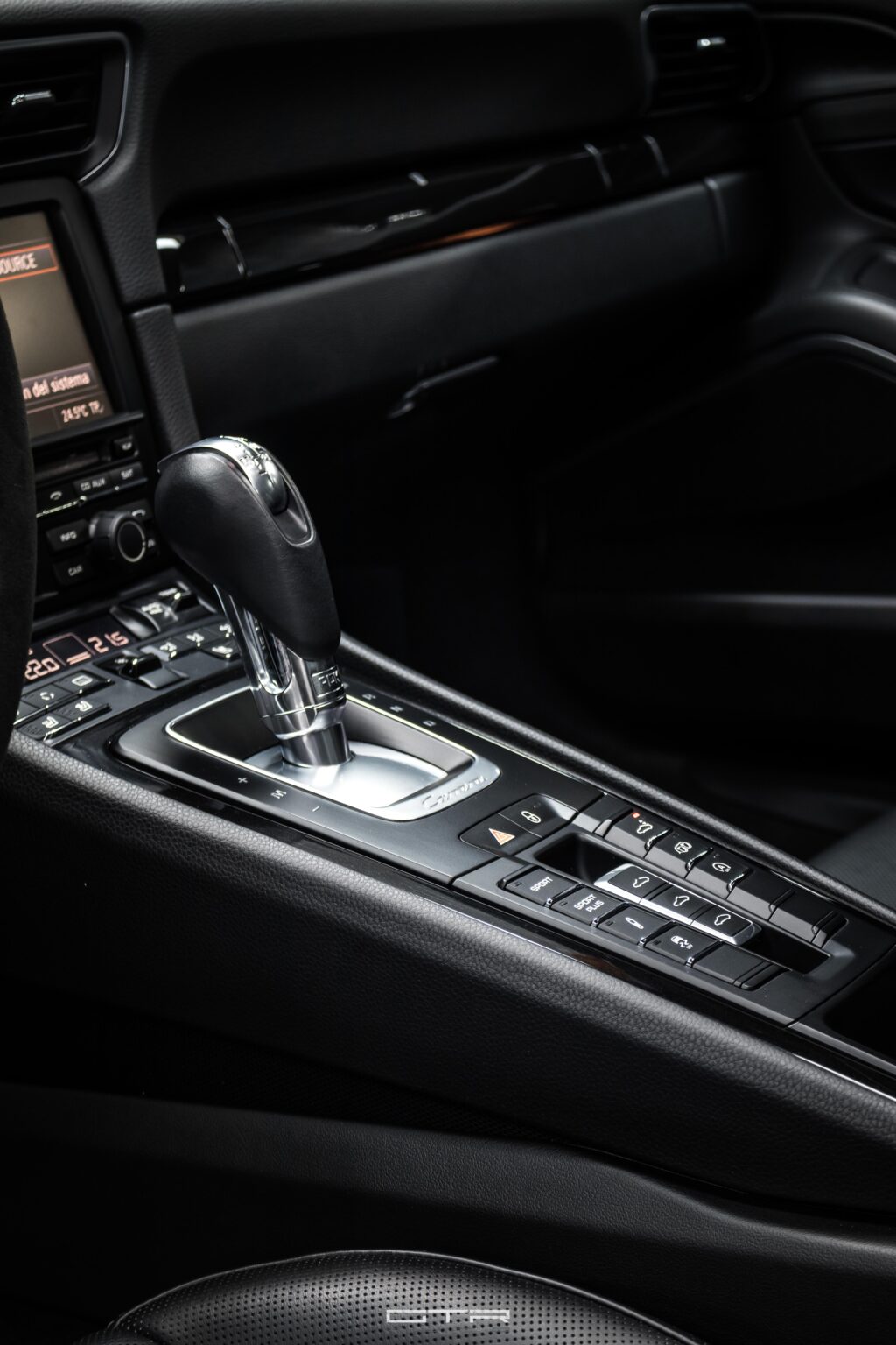 alt="porsche 911 carrera s interior"