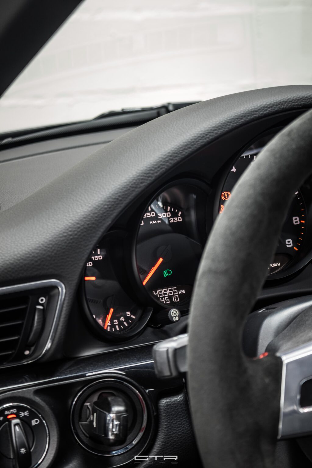 alt="porsche 911 carrera s interior"