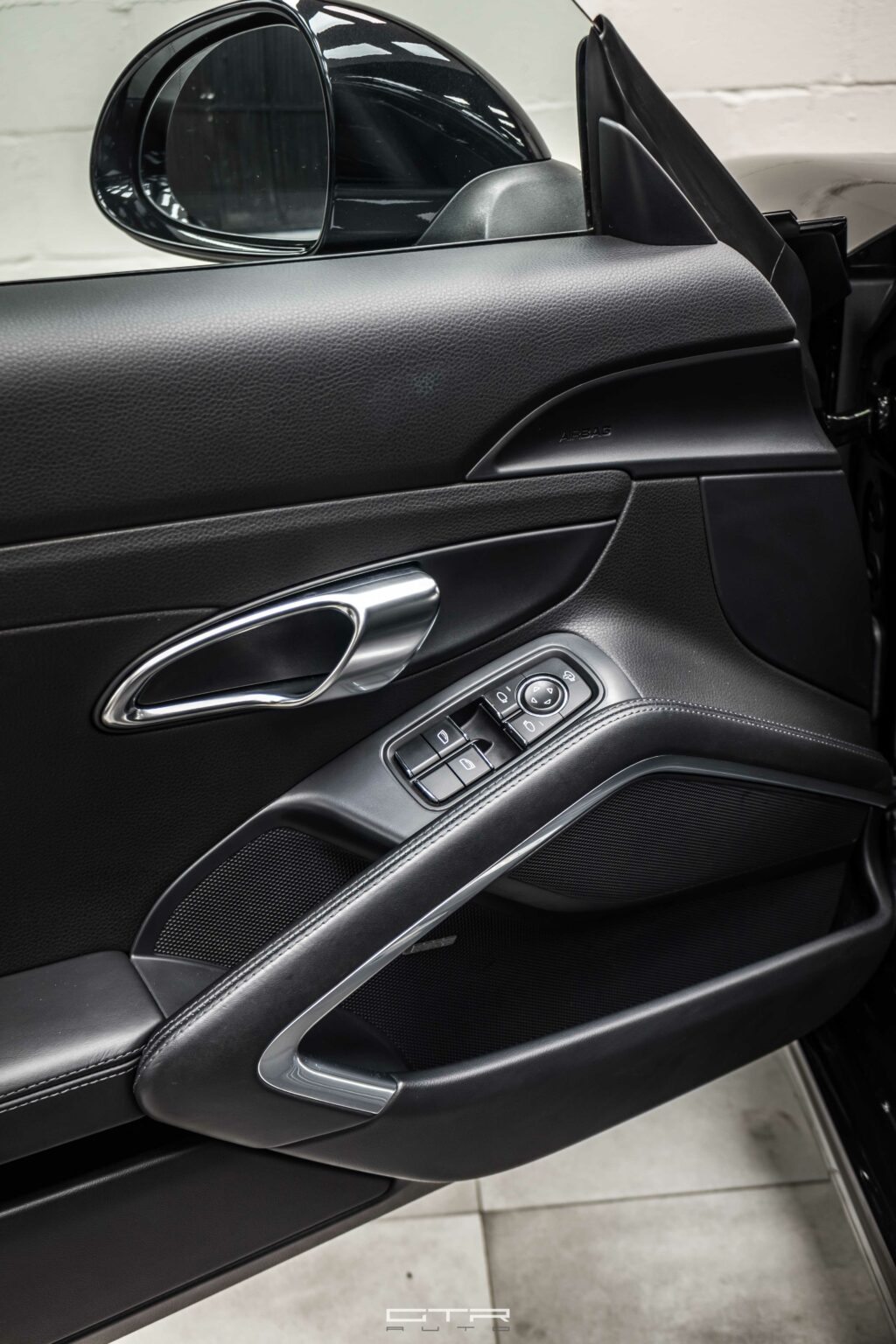 alt="porsche 911 carrera s interior"