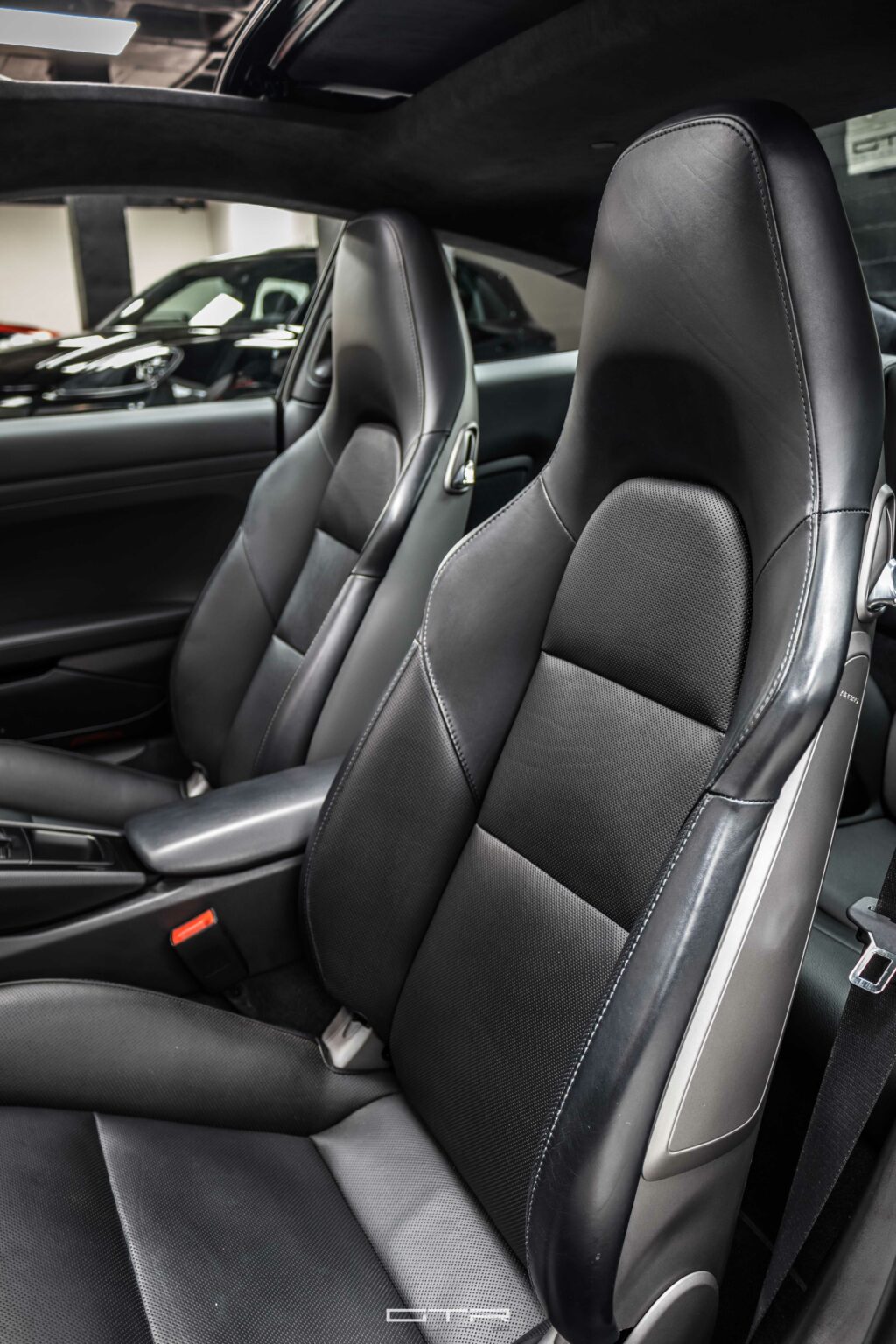 alt="porsche 911 carrera s interior"