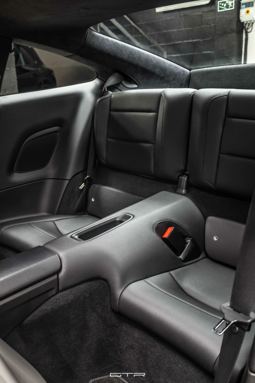 alt="porsche 911 carrera s interior"
