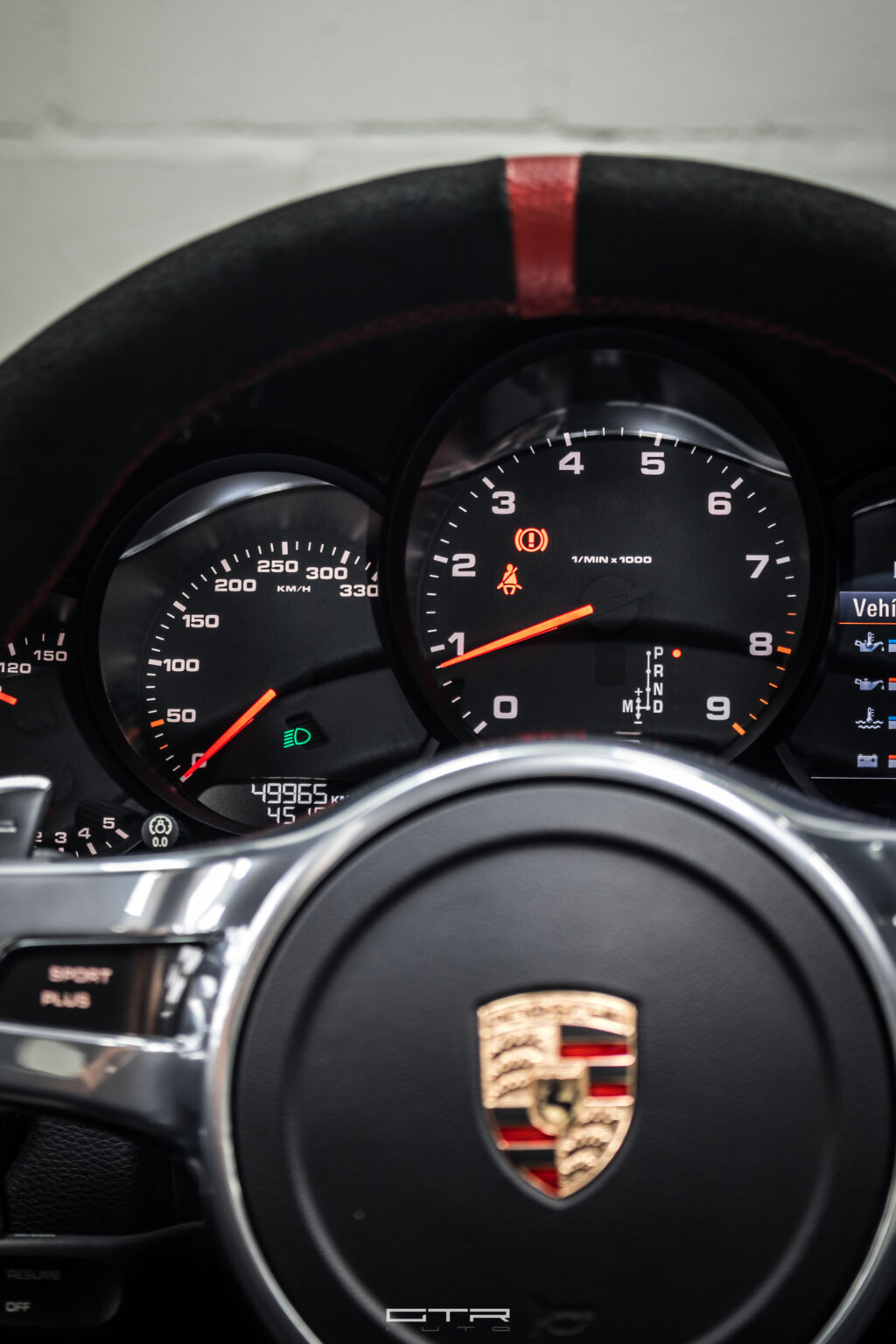 alt="porsche 911 carrera s interior"