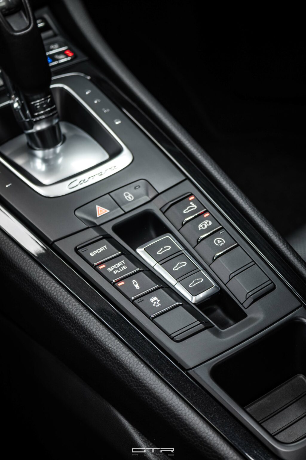alt="porsche 911 carrera s interior"