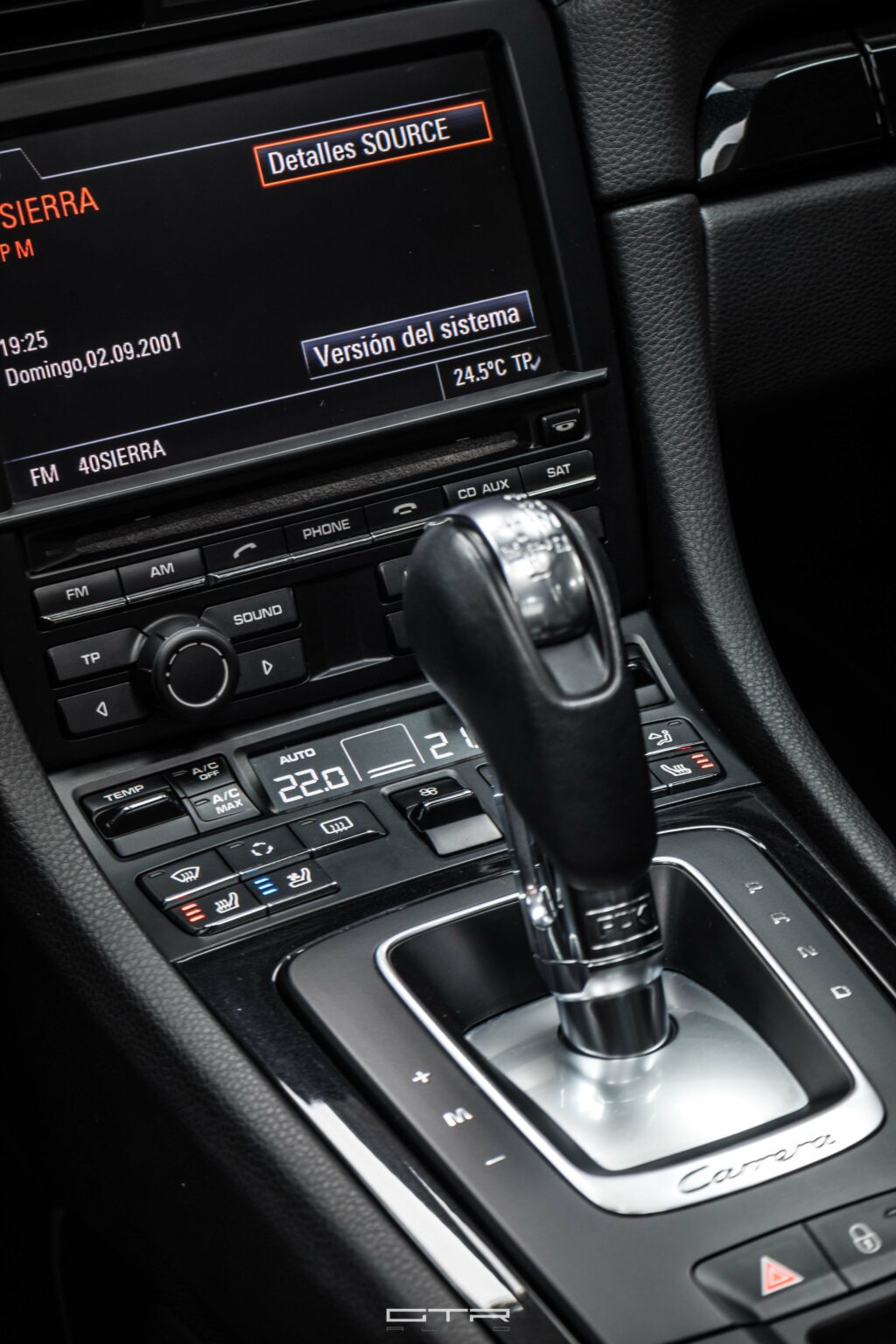 alt="porsche 911 carrera s interior"
