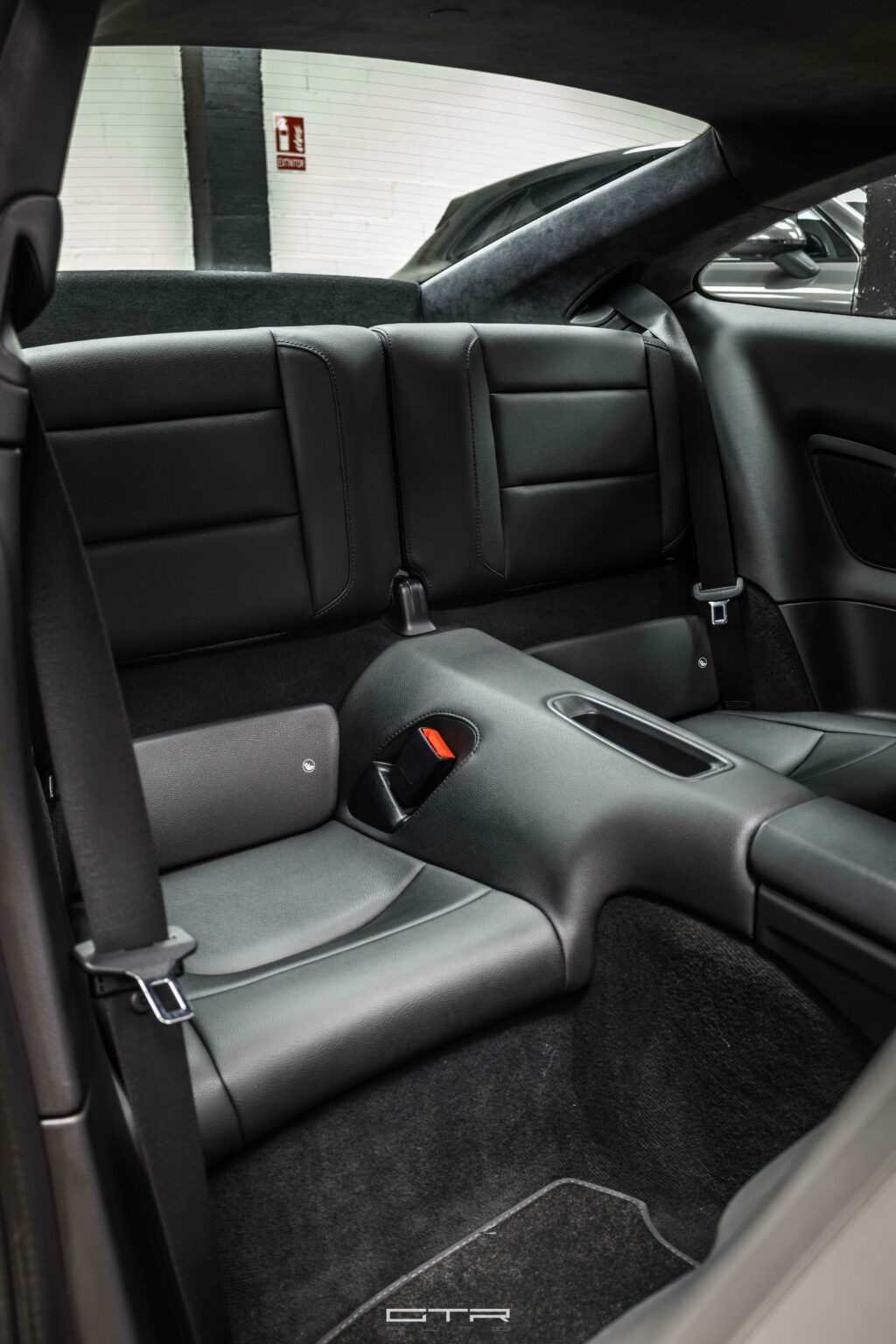 alt="porsche 911 carrera s interior"