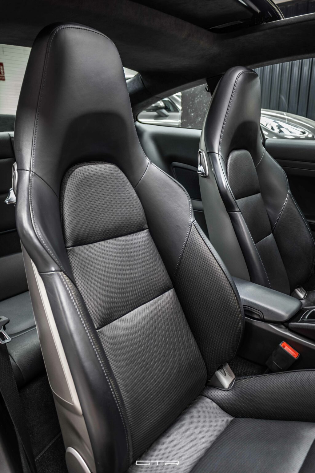 alt="porsche 911 carrera s interior"