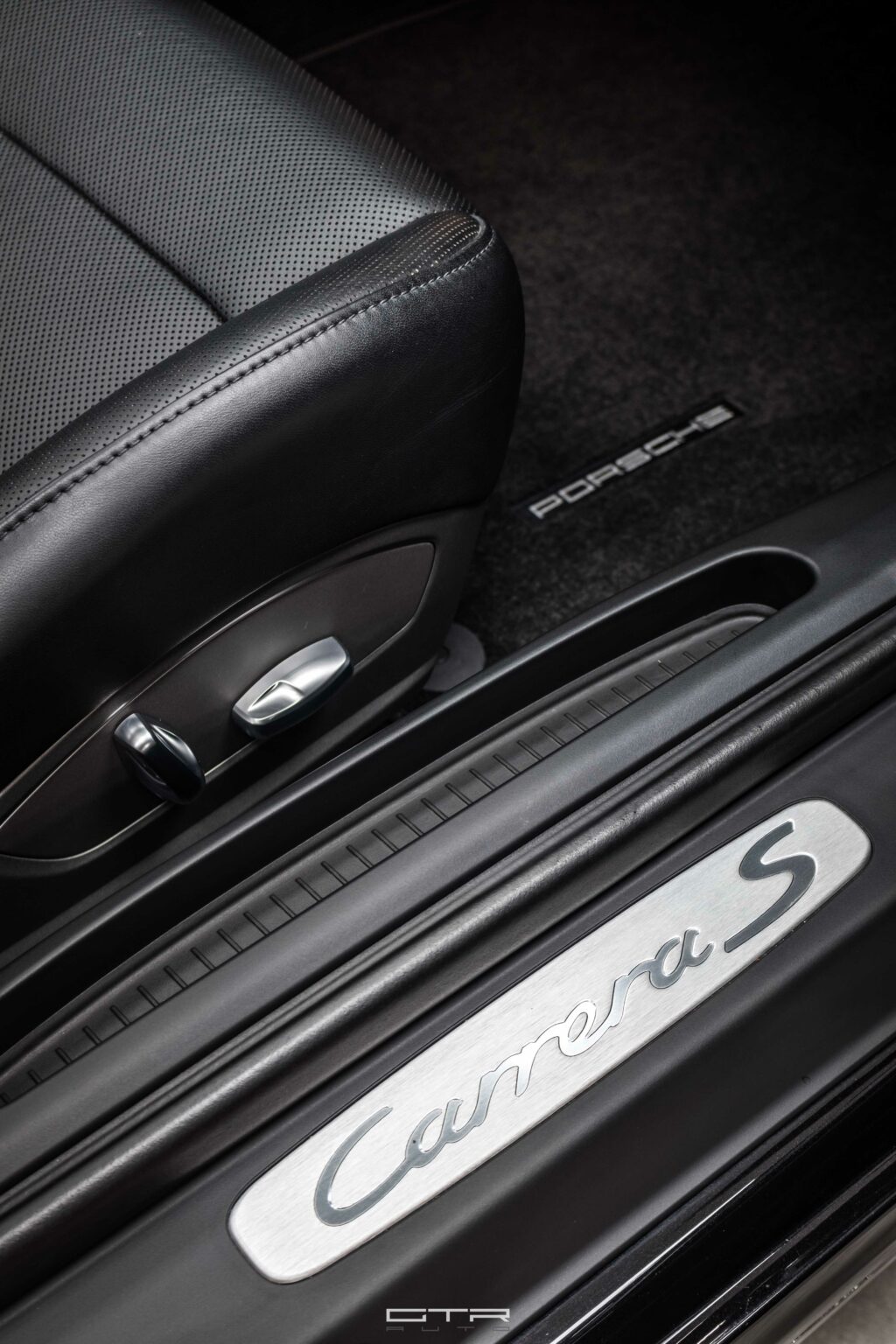 alt="porsche 911 carrera s interior"