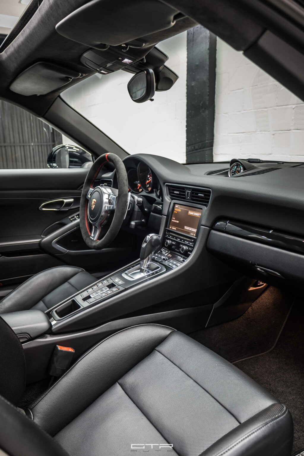 alt="porsche 911 carrera s interior"