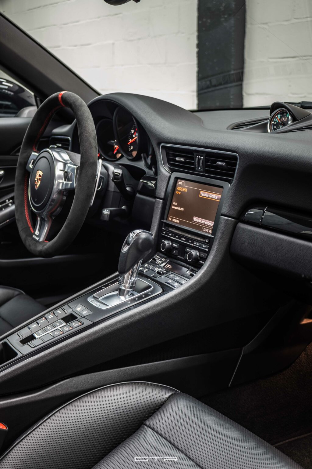 alt="porsche 911 carrera s interior"