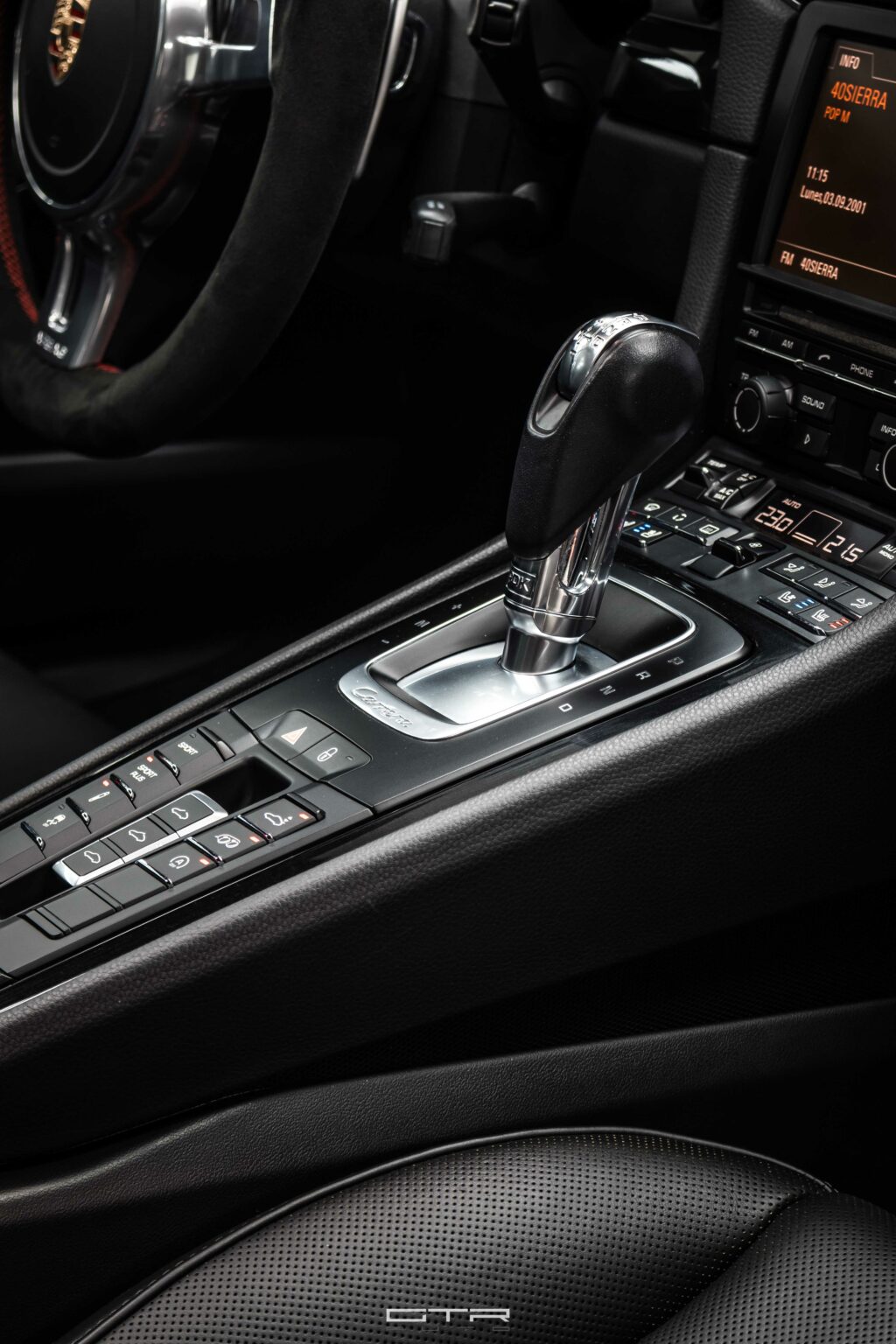 alt="porsche 911 carrera s interior"