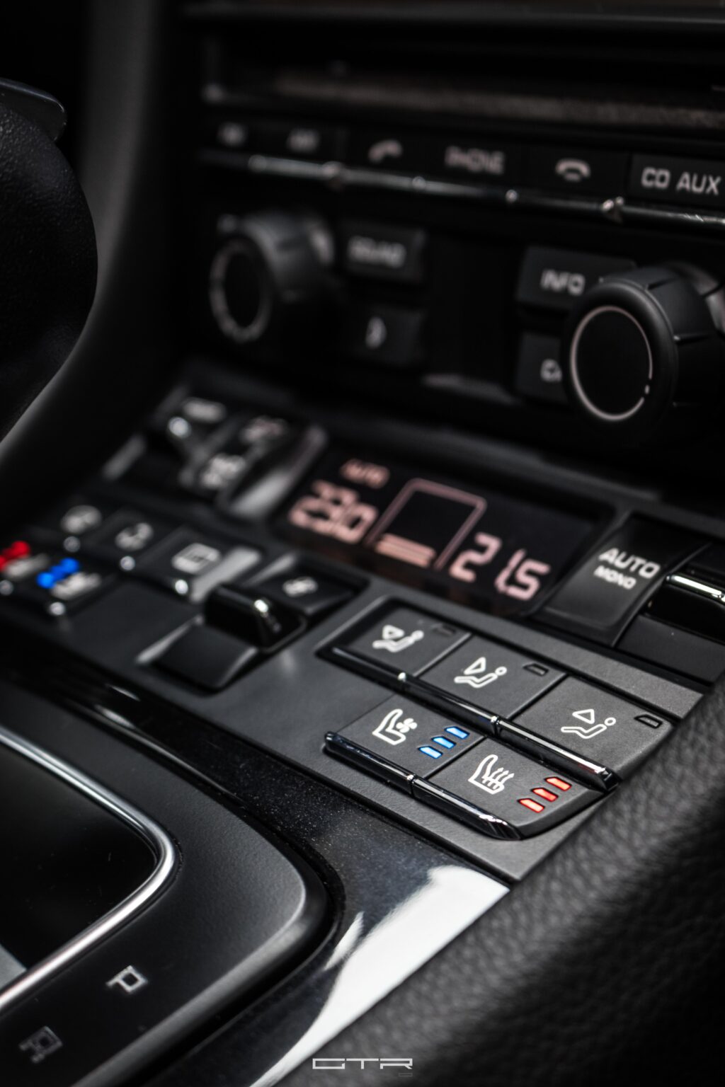 alt="porsche 911 carrera s interior"