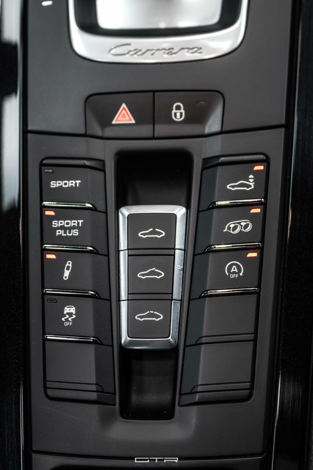 alt="porsche 911 carrera s interior"