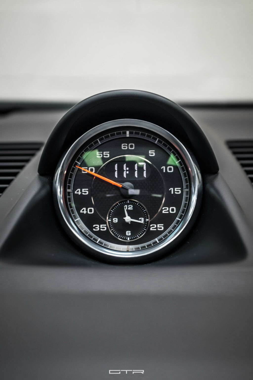 alt="porsche 911 carrera s interior"