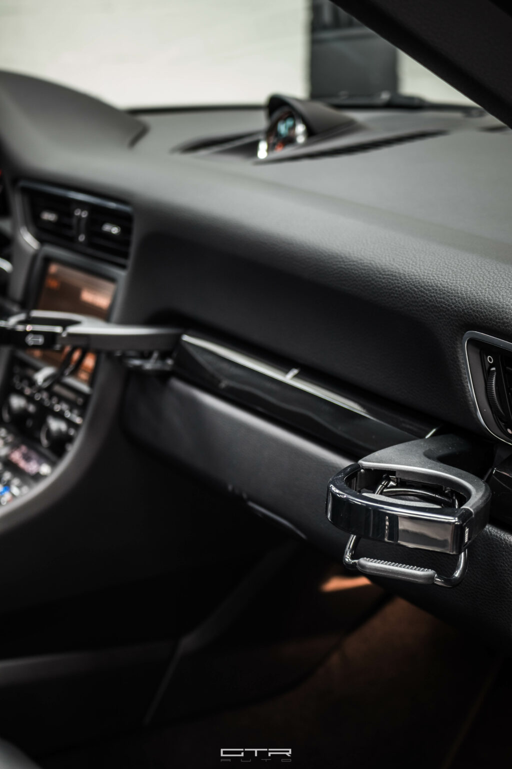 alt="porsche 911 carrera s interior"