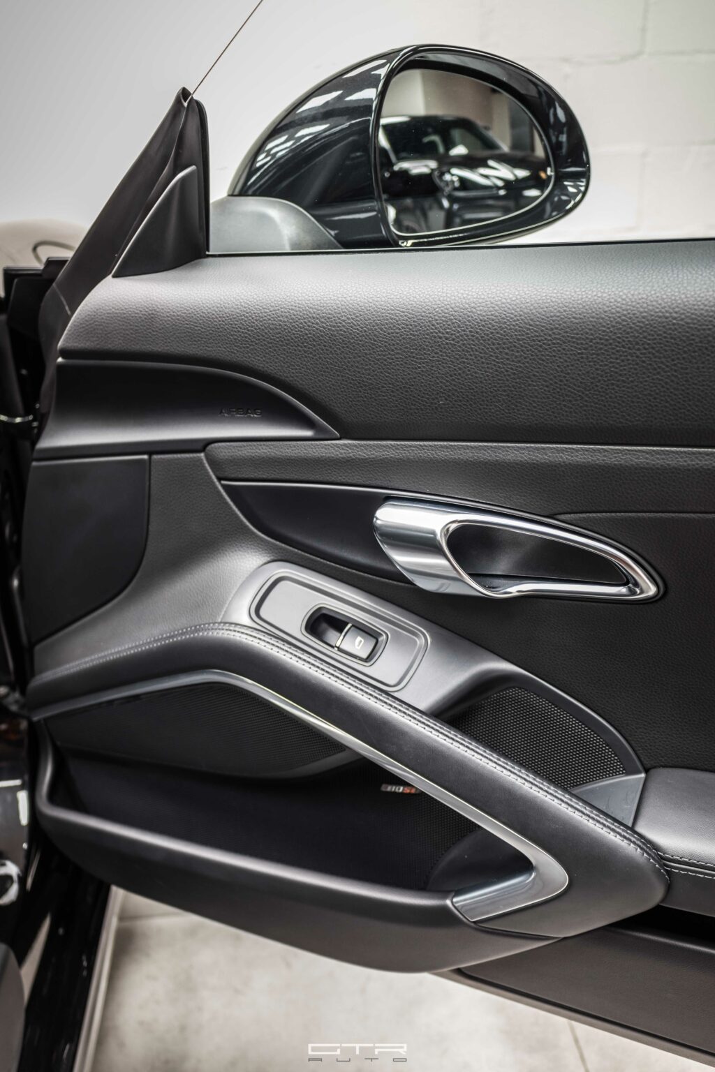alt="porsche 911 carrera s interior"