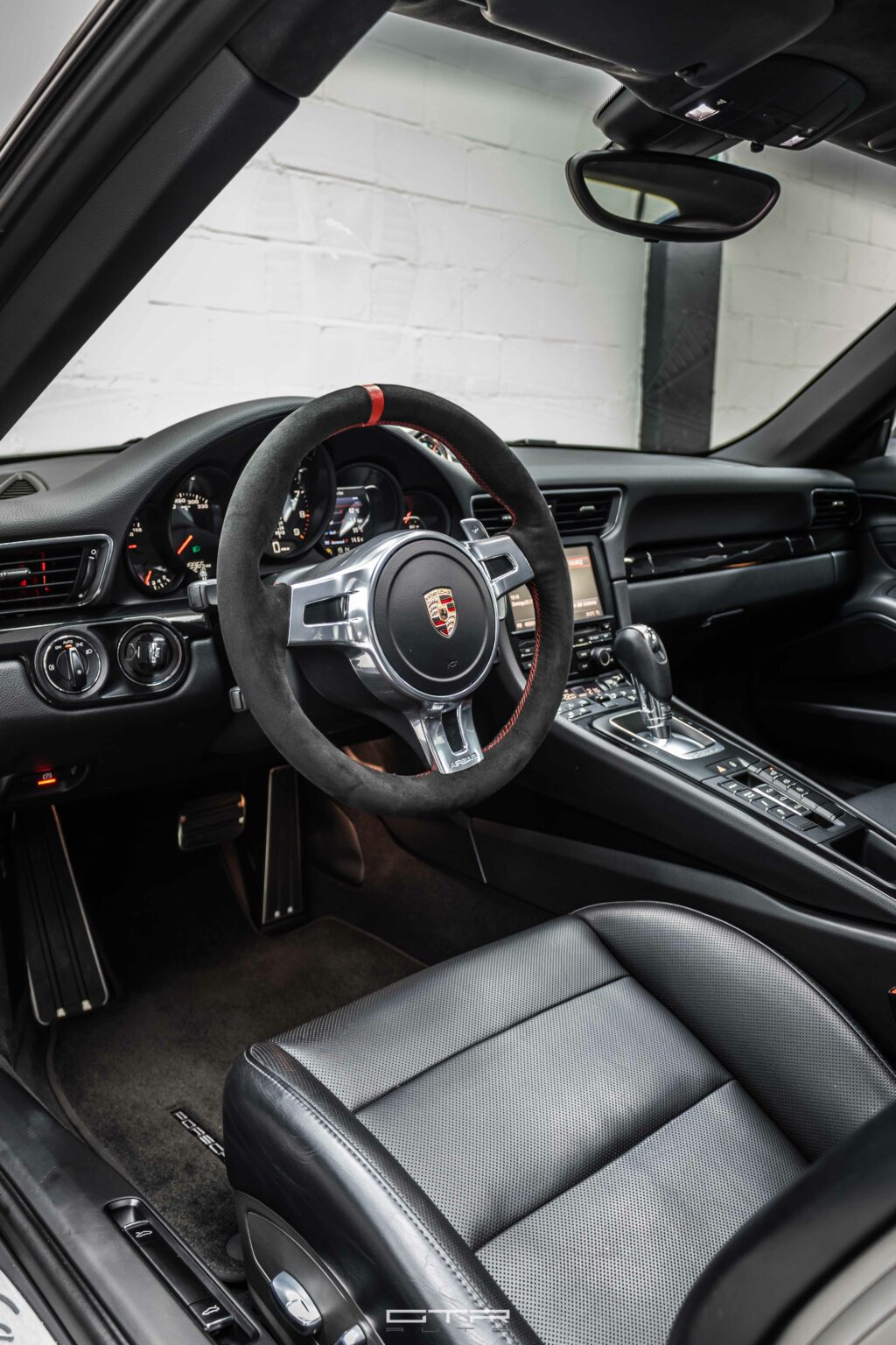 alt="porsche 911 carrera s interior"