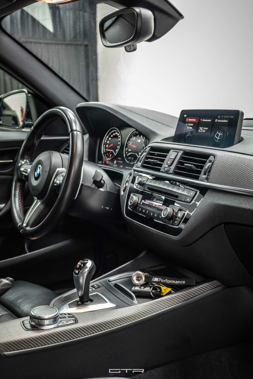 alt="bmw m2 interior"