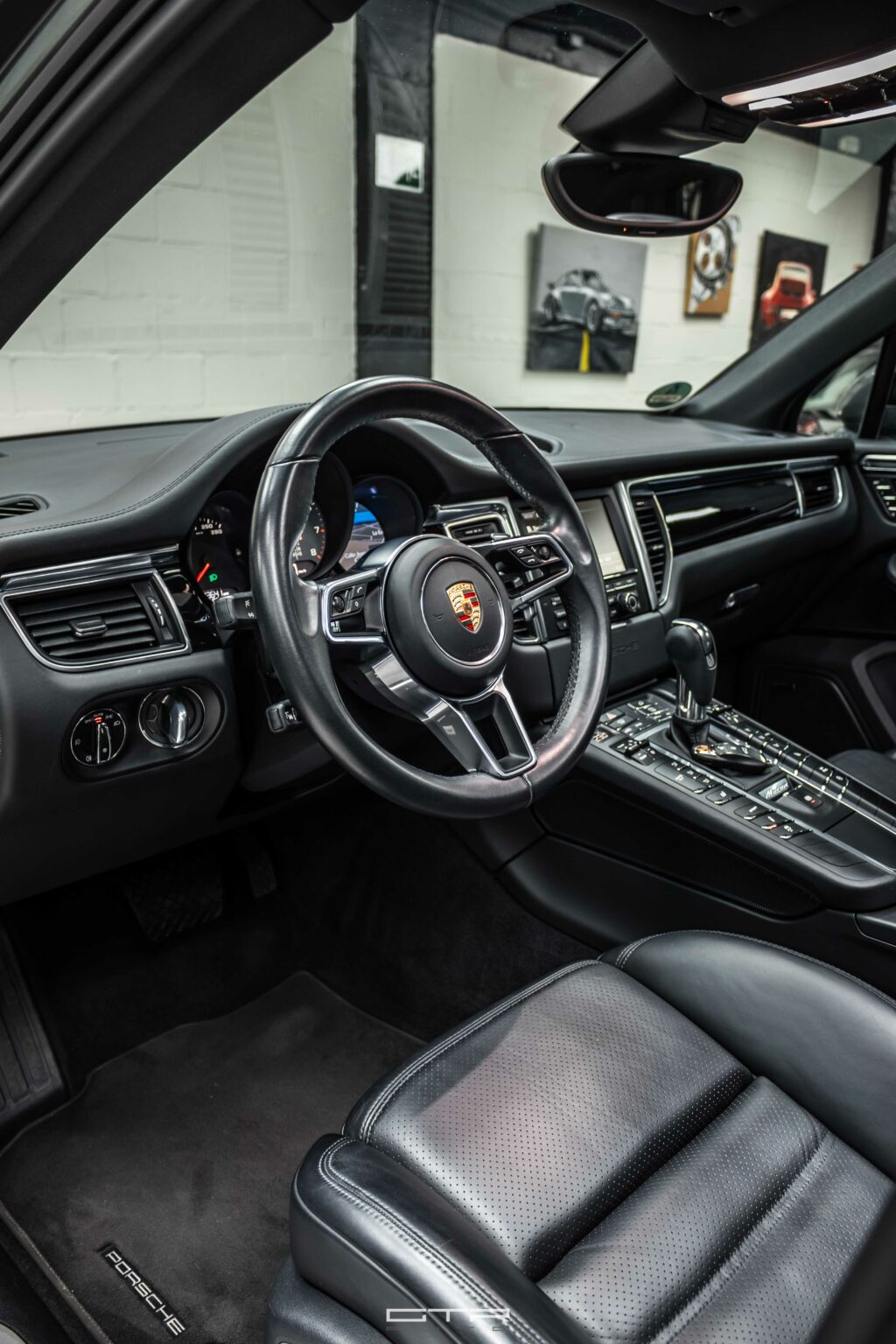 Alt="Porsche Macan S interior"
