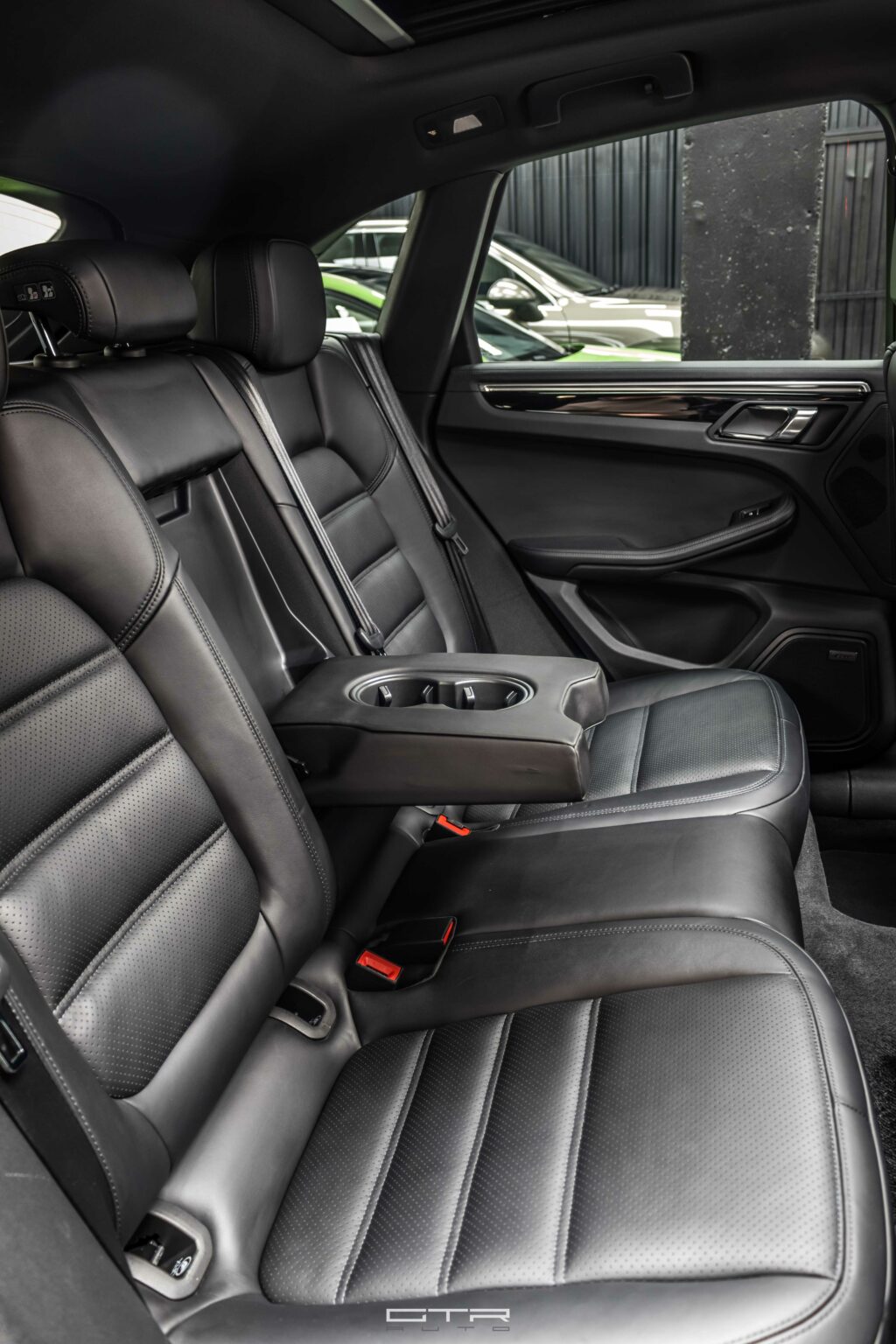 Alt="Porsche Macan S interior"