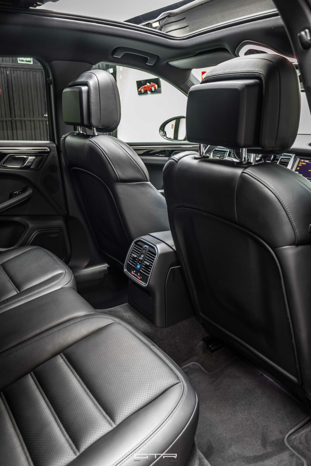 Alt="Porsche Macan S interior"