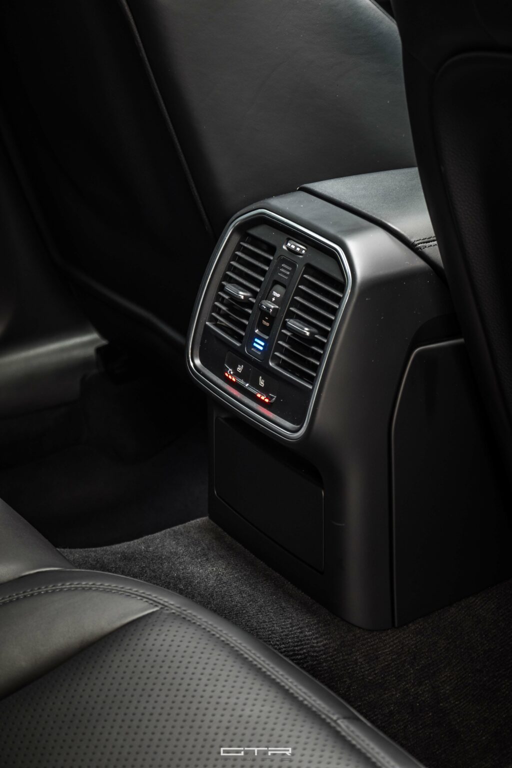 Alt="Porsche Macan S interior"