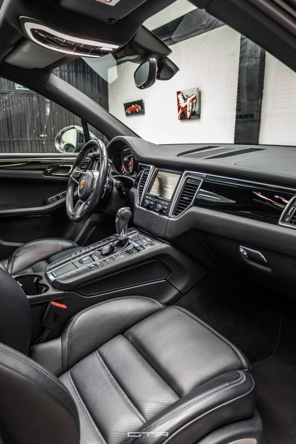 Alt="Porsche Macan S interior"