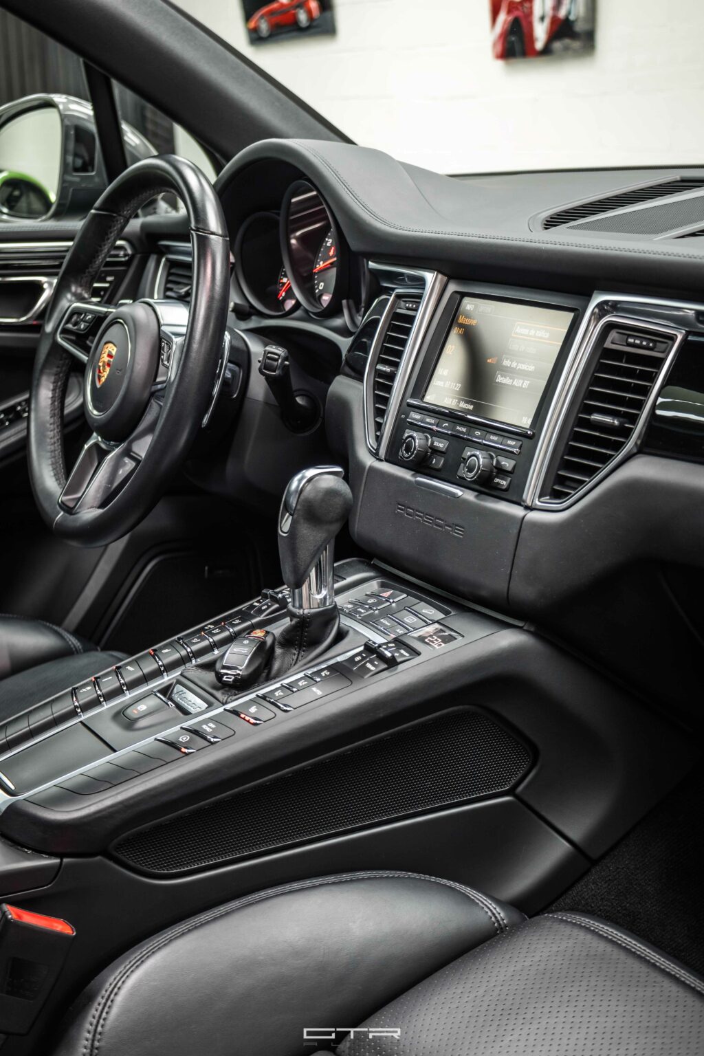 Alt="Porsche Macan S interior"