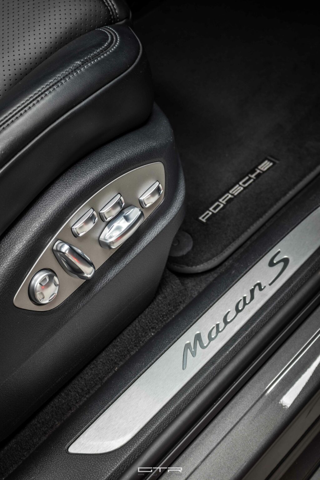 Alt="Porsche Macan S interior"