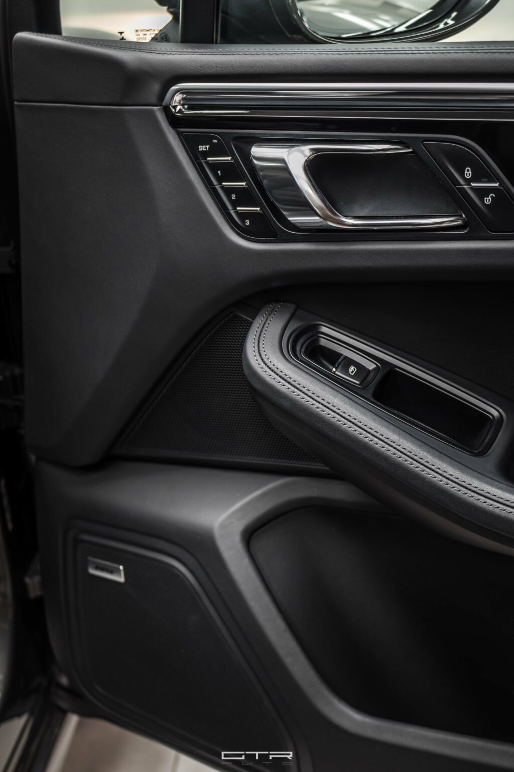 Alt="Porsche Macan S interior"